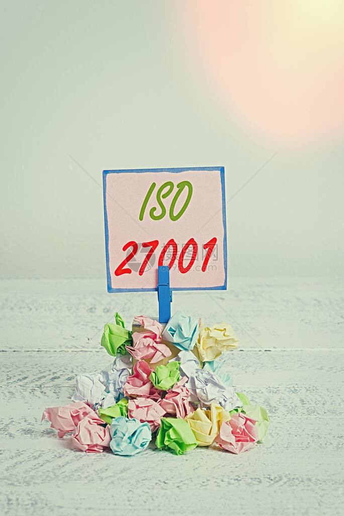 显示Iso27001的文本符号信息安全管理系统的商业照片文本规范提醒堆彩色皱纸衣夹提醒图片