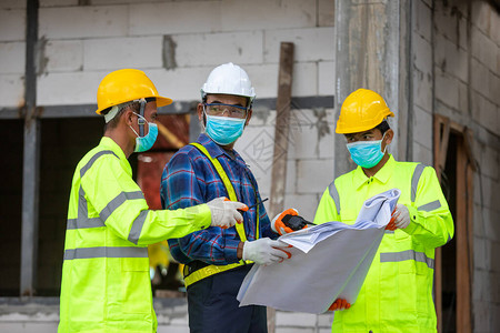 亚洲工程技术人员团队介绍工人在工地建房图片