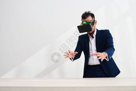 虚拟现实企业执行官的眼镜触摸到图片