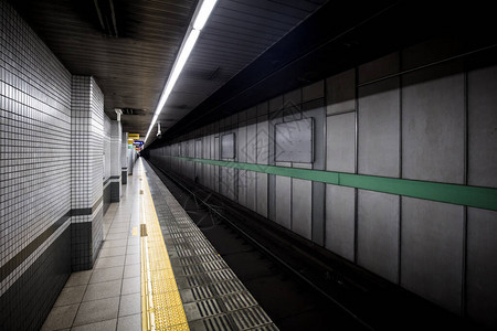 日本京都三九火车站的内地和空列车平台图片