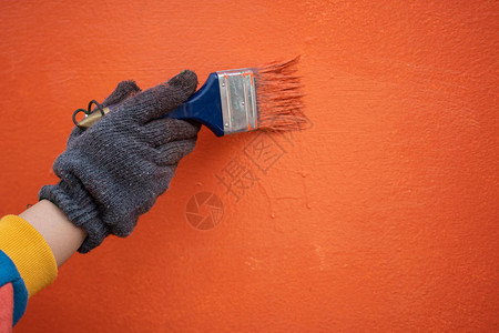 使用油漆图纸和滚筒涂墙工作劳动绘画建筑和劳动日的图片