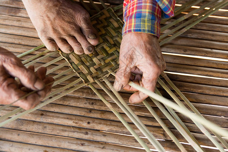 老人手工编织竹子图片