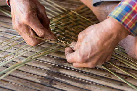 老人手工编织竹子图片