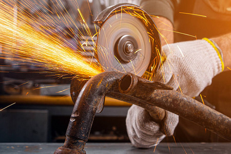一名强壮的焊工在车间焊接一台金属汽车零件焊接机图片
