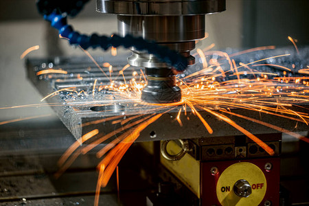 金属加工数控车床铣切割金属现代加工技术铣削是使用旋转刀具通过将刀具推进工件来去除材工业的高清图片素材