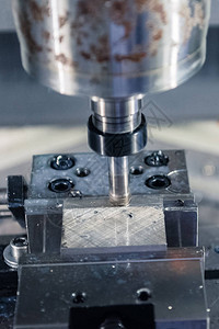在现代加工技术中切除玻璃纤维部件正在生产一种金属加工的图片