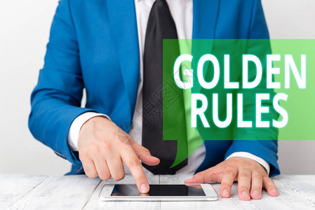 显示黄金法则的概念手写概念意义应遵循的基本原则重要原则身穿蓝色套装打领带的商人手里拿图片