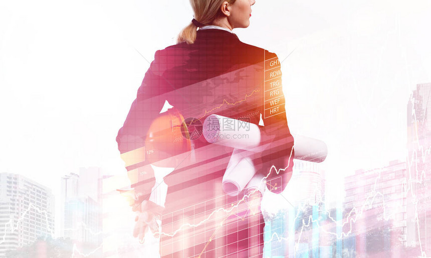 站在技术蓝图和安全头盔的女建筑师城市景观背景下工程师的背影财务图表的双重曝光工图片