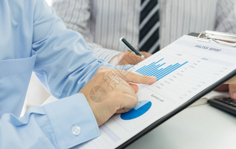 商人正在分析市场数据以向客户或合作伙伴提供信息业务分析商务会议业图片