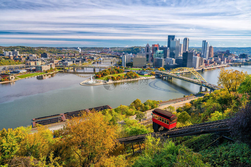 从美国宾夕法尼亚州匹兹堡市中心DuquesneIncline顶端的匹兹堡市中心的景图片