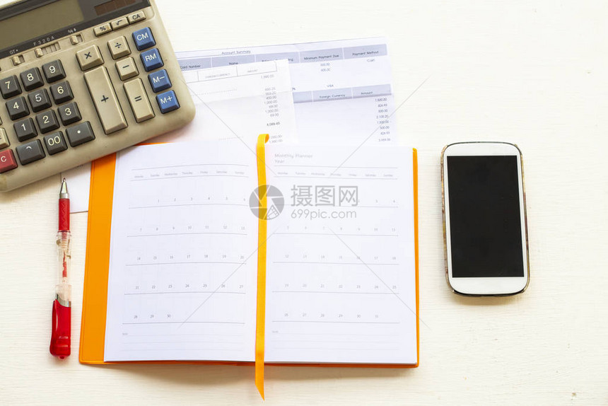 信用卡对账单到期费用计算器笔记本规划器和手机图片