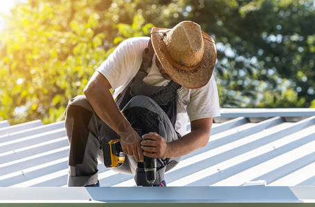 屋顶建筑工人在一个建筑工地作图片