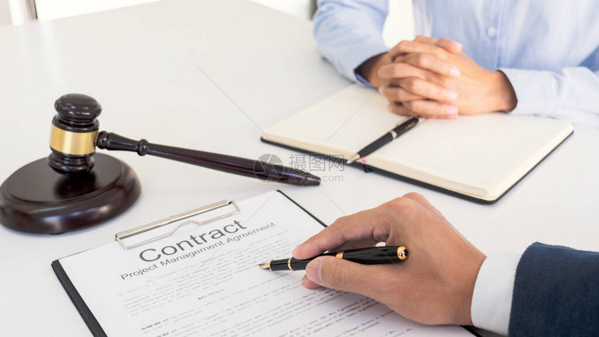 法律顾问向客户提供合同谈判认真的咨询法律概