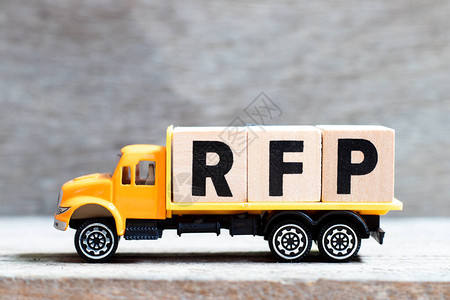 卡车持有关于木材背景的RFP字征求建议书的图片