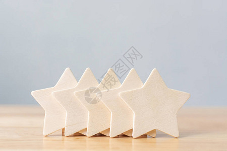 桌子上的木制五星形状最佳优秀商业服务评级图片
