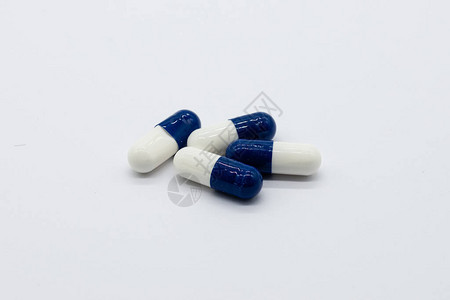 在白色背景的许多医疗药品和产品中使用的四个通用蓝色和图片