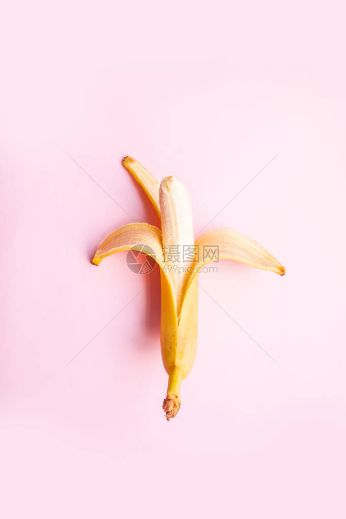 粉红色背景上甜开香蕉的平面组合图片