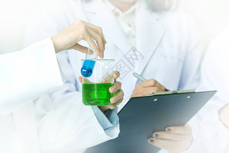 科学测试化学家科学测试质量在实验室工作的小组科学家化学实验室的图片