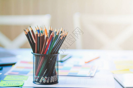 笔筒里的彩色铅笔图片