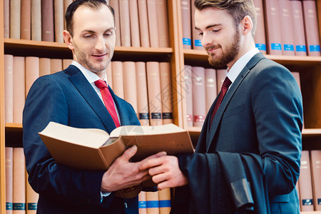 律师事务所的两名律师在书架前讨图片