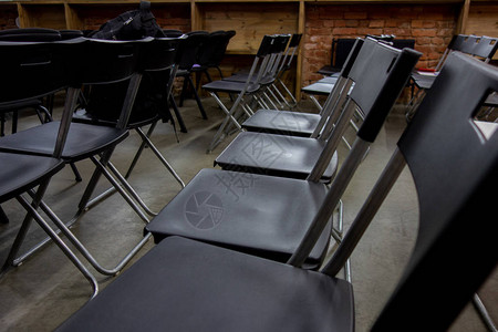 在演示或研讨会前排空椅子教室或会议厅在没有人的情况下等待开放侧面图片