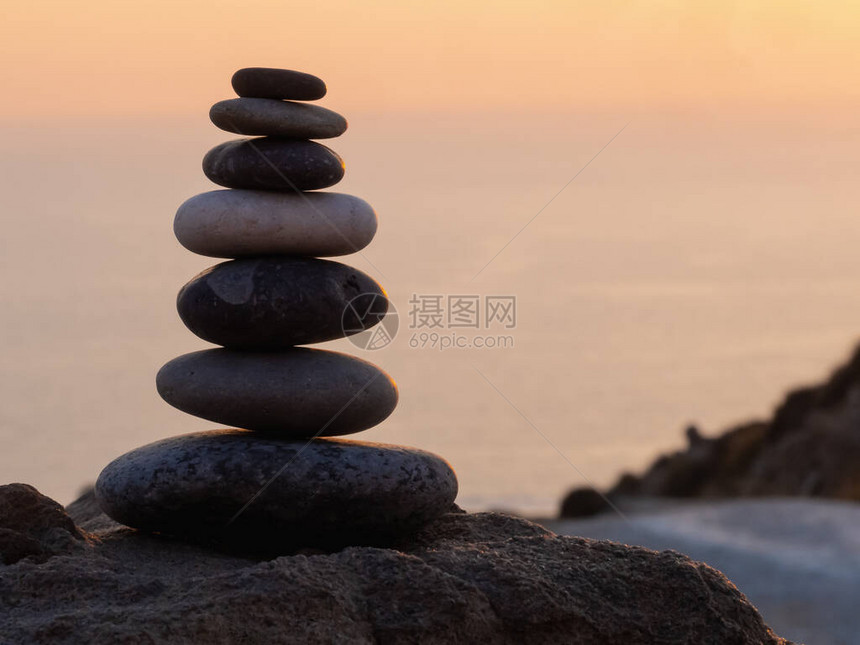日落时的凯恩石平衡日落时的石头金字塔生活平衡和谐图片