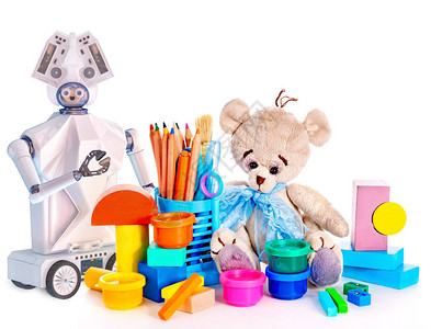 机器人玩具和填充动物泰迪熊彩色铅笔和颜料罐背景图片