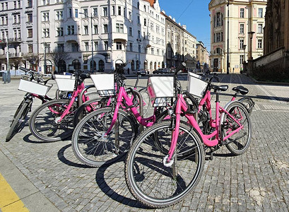 自行车共享粉色自行车锁在布拉格市中心的杆子上新型现代生态图片