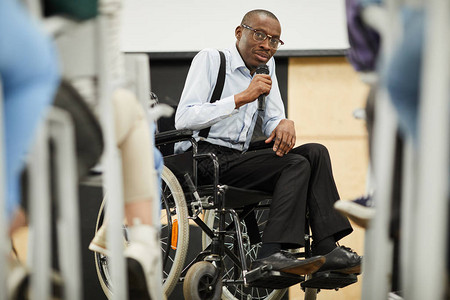 严重自信的激励残疾成熟非洲裔美国演讲者背景图片