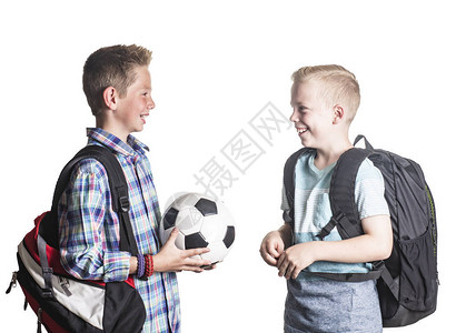 两个微笑的男孩一起在学校玩耍图片