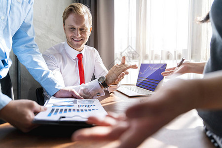 成功的商务会议高加索商人经理白衬衫红领带享受从具有同事办公室背景的图表背景图片