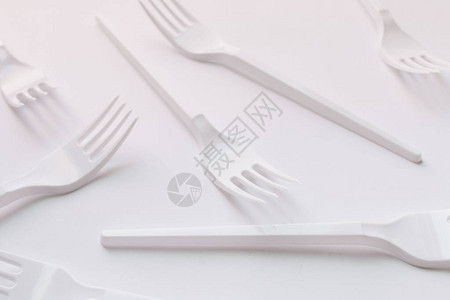 白塑料叉子平放图片