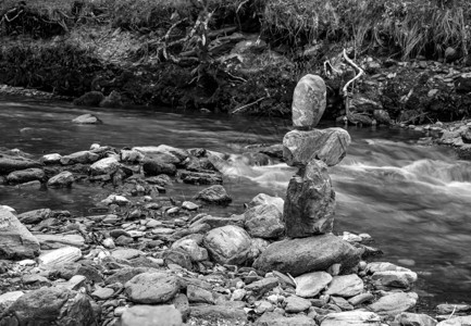 平衡来自河流石头堆的卵石块的平衡图片