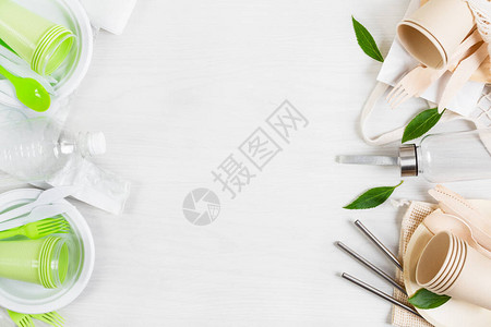 竹木制成的环保一次餐具与白色木质背景的塑料一次餐具可持续的图片