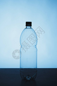 蓝色背景上的空塑料瓶剪影背景图片