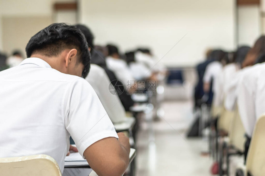 大学课堂学生考试从教室后面看模糊的年轻人在课堂上为教育背景做入图片