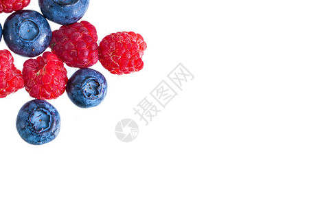 新鲜的蓝莓和覆盆子在白色图片