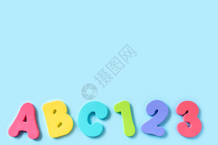 蓝色背景的多彩字母ABC和编号123背景图片