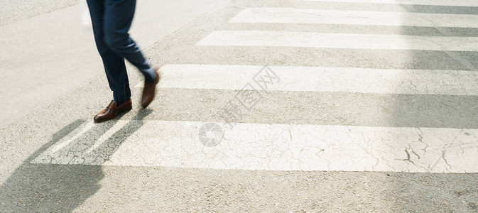城市街道上行走的人图片