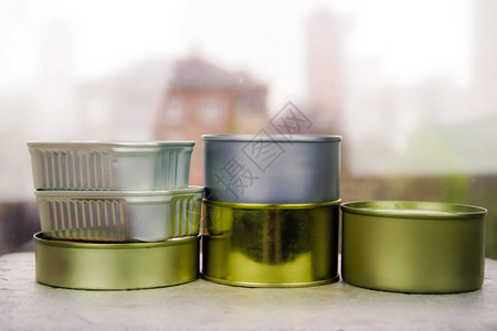 罐头里的杂货桌子上不同罐头的罐头产品用于长期储图片