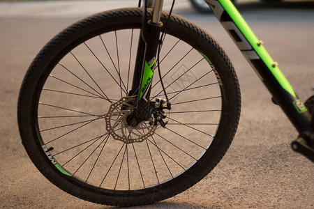 自行车轮绿色和黑色图片