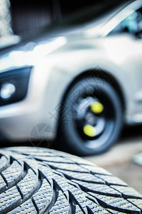 汽车轮胎和带轮子的轮子用于汽车背景图片