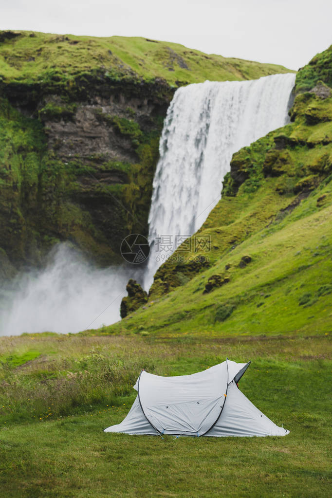 在冰岛著名的Skogafos瀑布附近扎营图片