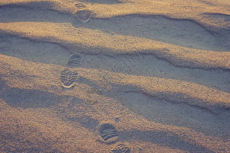 男人的脚印在沙子上高清图片