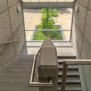 在建筑物内用金属扶手搭乘楼梯的广场飞行图片