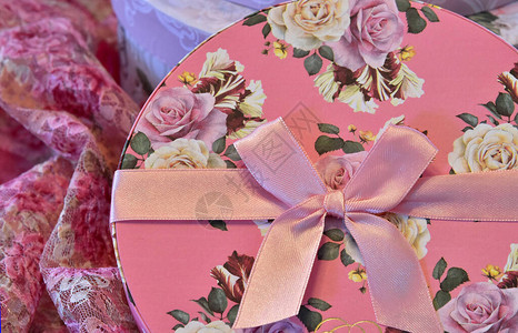 被对礼物的圆箱子捆起来的粉红丝带图片