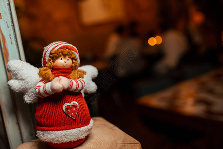 圣诞布娃天使给咖啡厅装饰生图片
