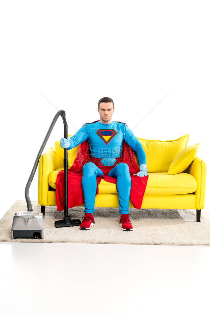 超级人吸尘器清洁工坐在沙发上看着图片