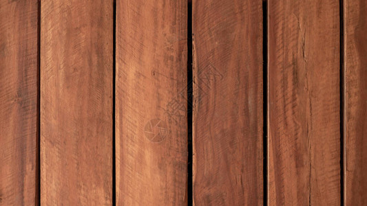生锈旧木上红棕色垂直线图案墙壁背图片