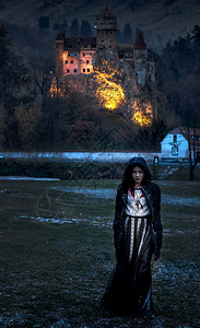在靠近罗马尼亚特兰西瓦尼亚布兰城堡或德古拉城堡的黑暗森林中行图片